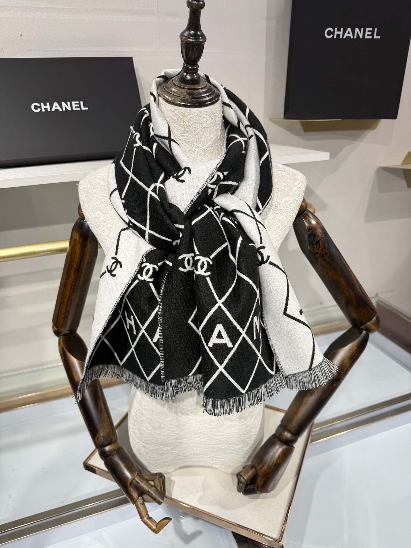 💟Chanel黑白菱格围巾，采用100%羊恙绒材质，尺寸约为190x45cm，双面设计，经典菱格纹搭配大写“CHANEL