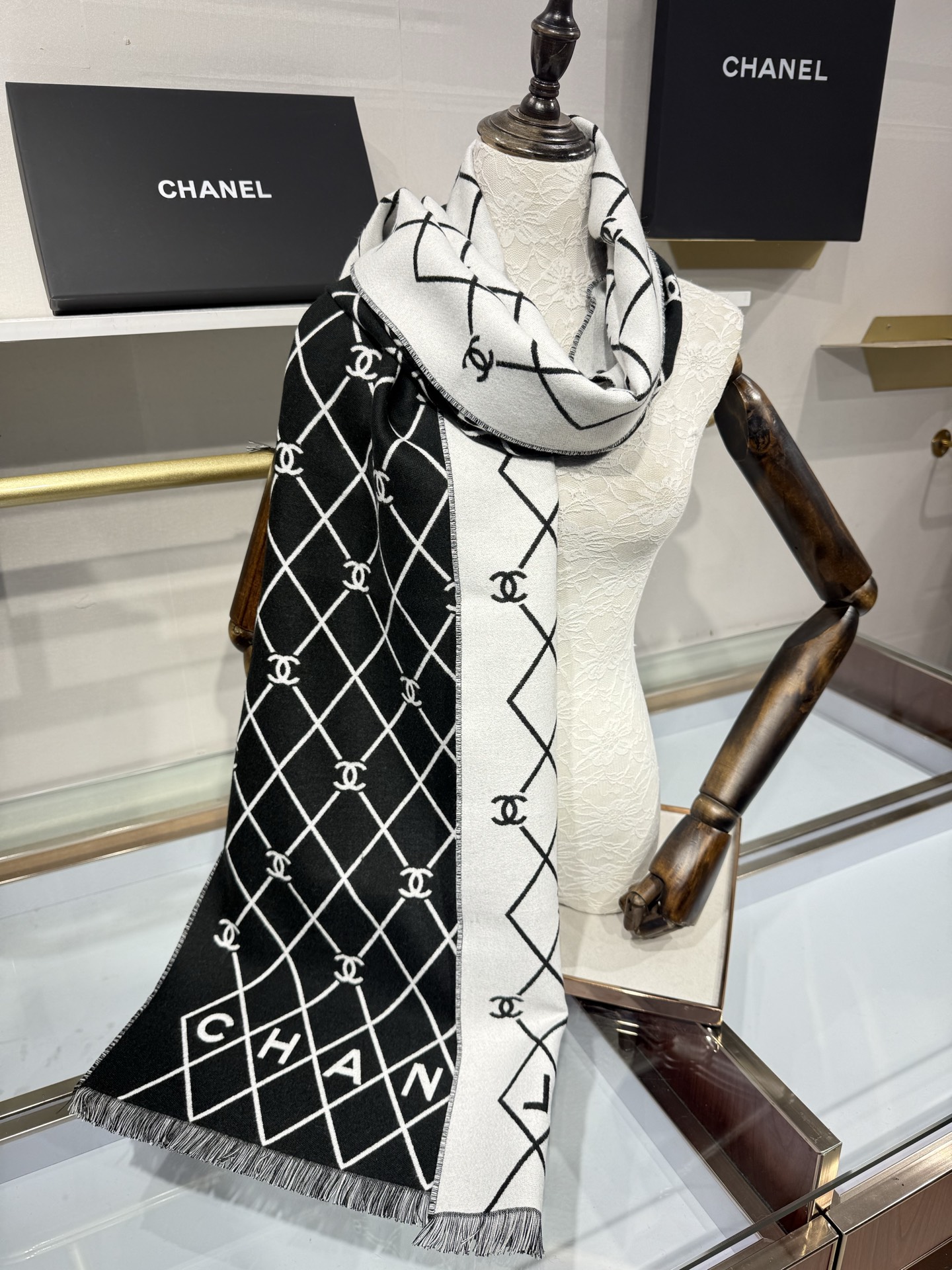 💟Chanel黑白菱格围巾，采用100%羊恙绒材质，尺寸约为190x45cm，双面设计，经典菱格纹搭配大写“CHANEL
