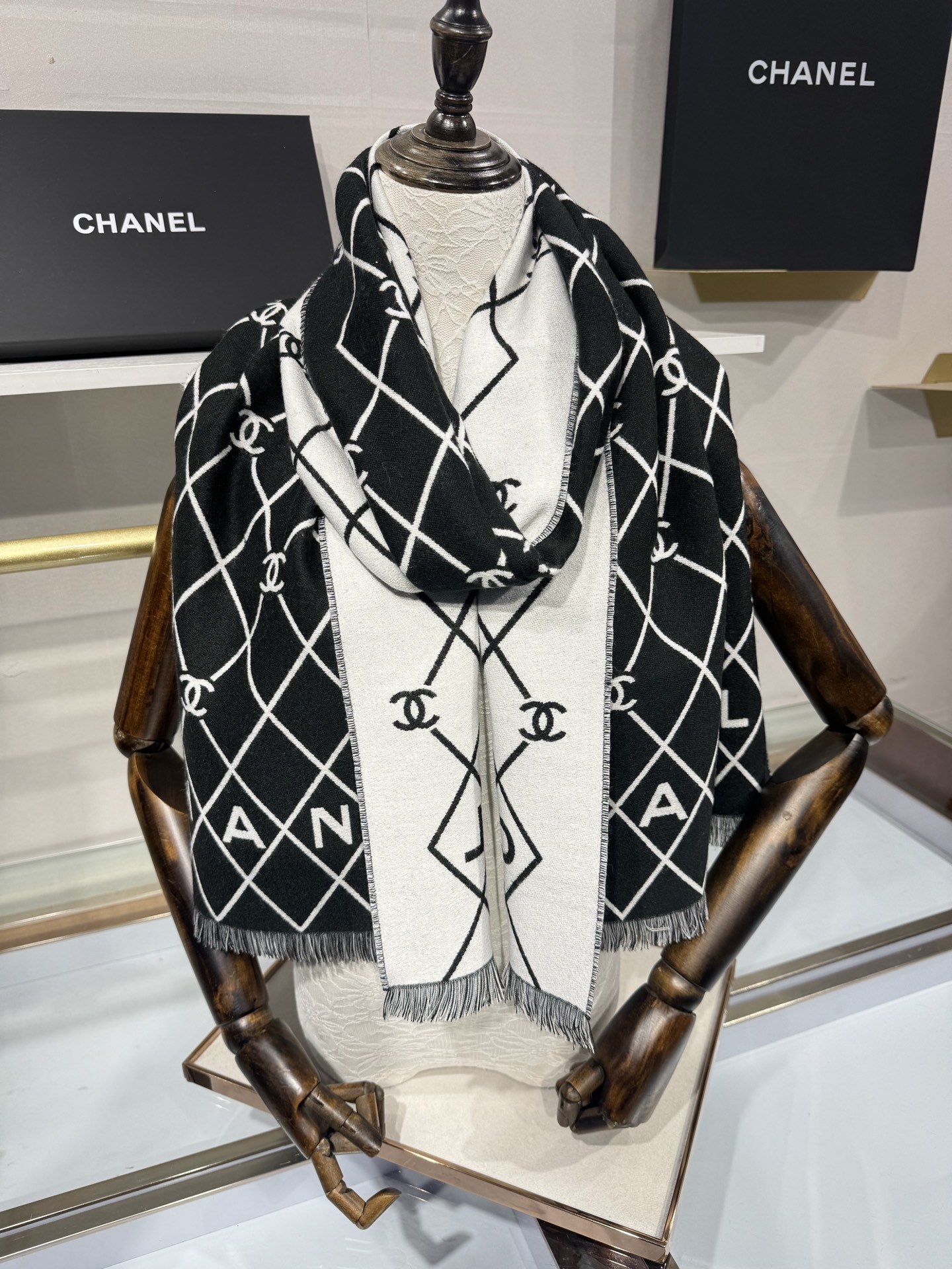 💟Chanel黑白菱格围巾，采用100%羊恙绒材质，尺寸约为190x45cm，双面设计，经典菱格纹搭配大写“CHANEL