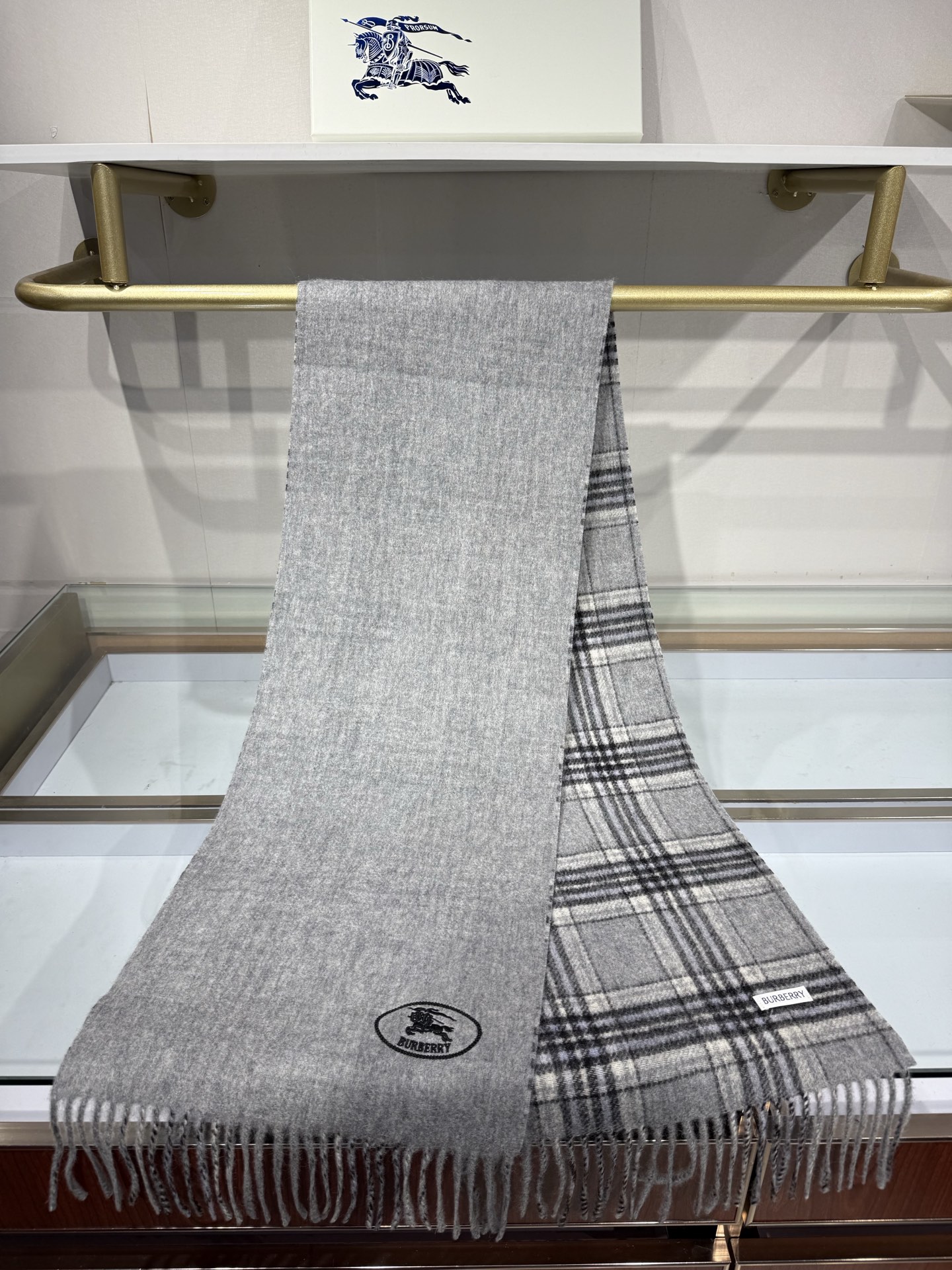 💟BURBERRY 博柏利 双面马术骑士（战马）羊恙绒围巾 双面两用羊恙绒围巾，一面纯色灰咖，一面复古格纹，正面刺绣马术