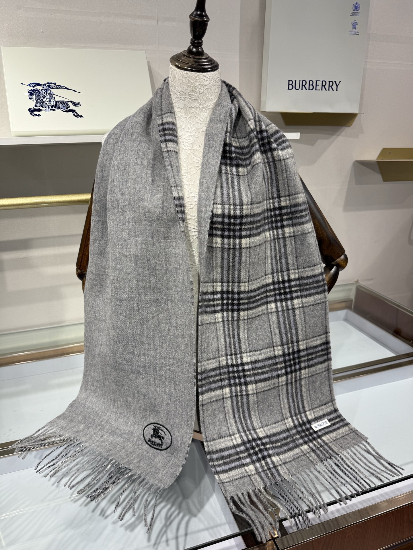💟BURBERRY 博柏利 双面马术骑士（战马）羊恙绒围巾 双面两用羊恙绒围巾，一面纯色灰咖，一面复古格纹，正面刺绣马术