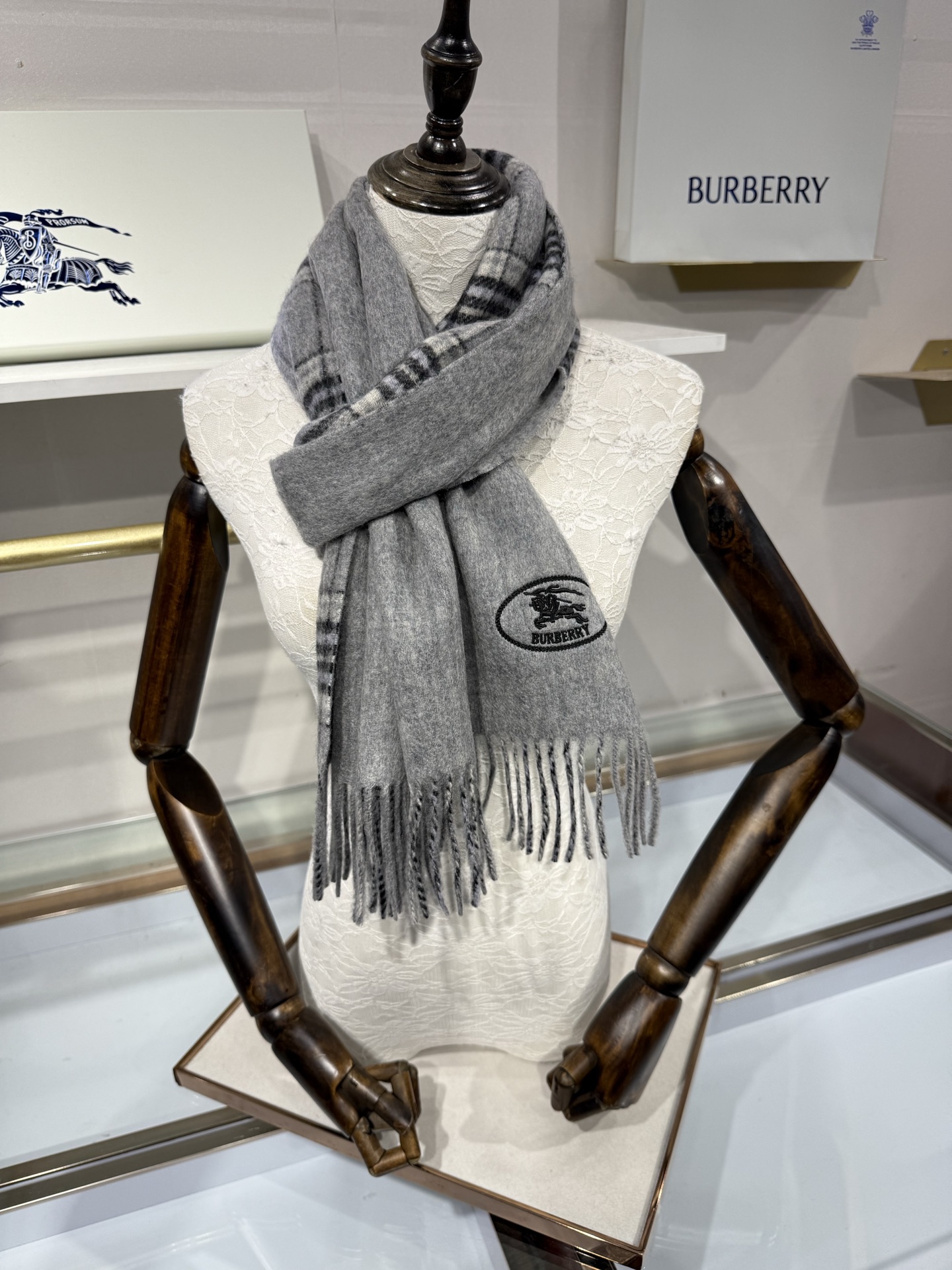 💟BURBERRY 博柏利 双面马术骑士（战马）羊恙绒围巾 双面两用羊恙绒围巾，一面纯色灰咖，一面复古格纹，正面刺绣马术