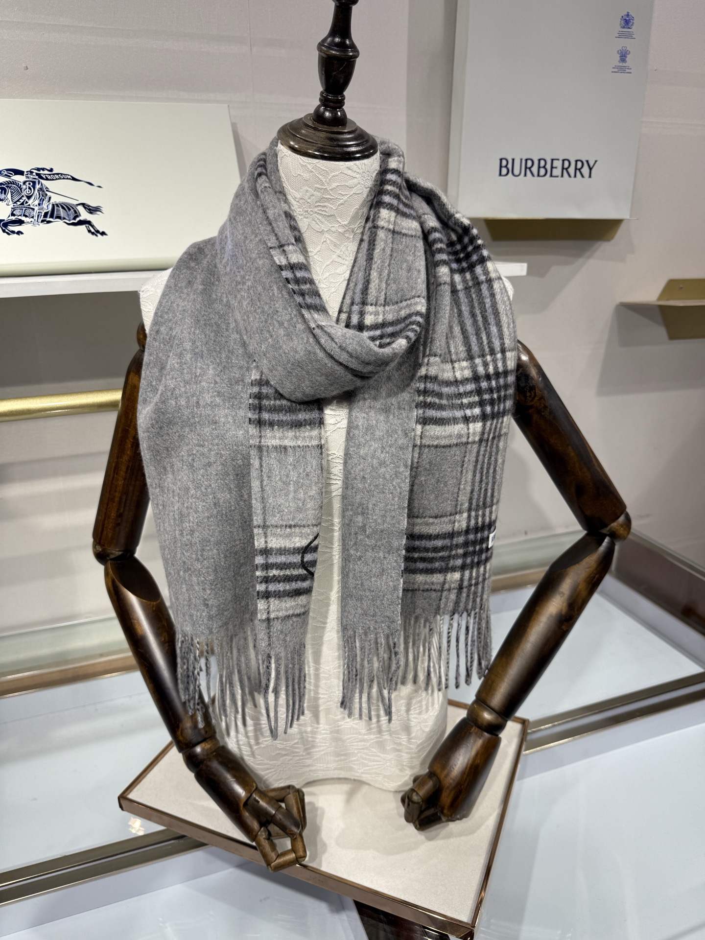 💟BURBERRY 博柏利 双面马术骑士（战马）羊恙绒围巾 双面两用羊恙绒围巾，一面纯色灰咖，一面复古格纹，正面刺绣马术