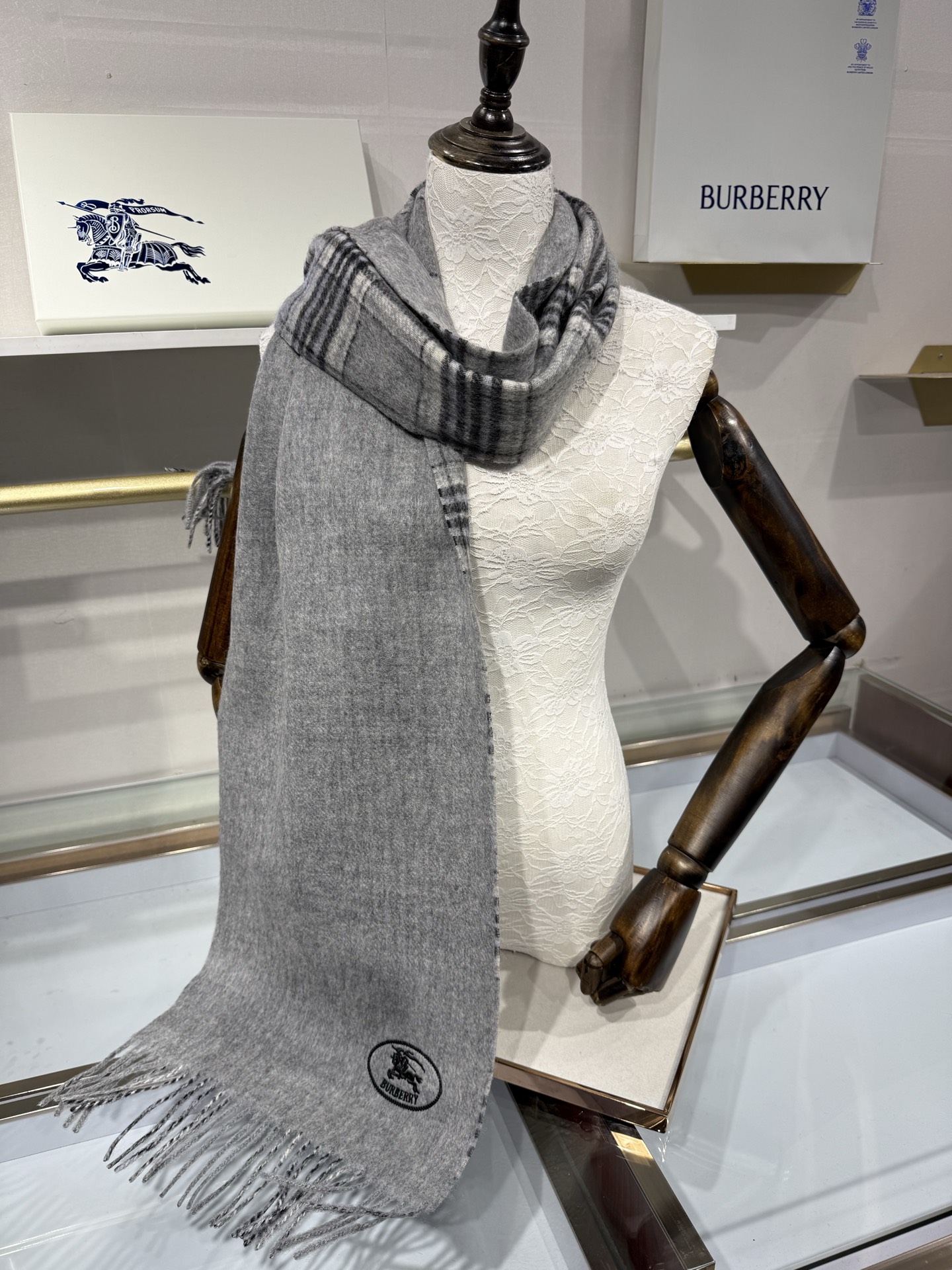 💟BURBERRY 博柏利 双面马术骑士（战马）羊恙绒围巾 双面两用羊恙绒围巾，一面纯色灰咖，一面复古格纹，正面刺绣马术