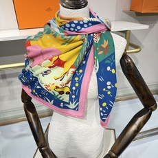💟26年秋冬💞上新🆕140丝绒方巾双面双色 手工卷边丝绒方巾(30%真丝70%羊绒) 这款披肩的经典单品展现强大而迷人的 💟26年秋冬💞上新🆕140丝绒方巾双面双色 手工卷边丝绒方巾(30%真丝70%羊绒) 这款披肩的经典单品展现强大而迷人的