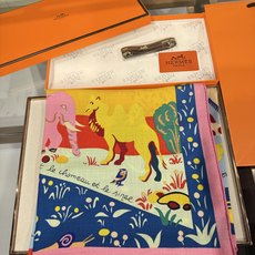 💟26年秋冬💞上新🆕140丝绒方巾双面双色 手工卷边丝绒方巾(30%真丝70%羊绒) 这款披肩的经典单品展现强大而迷人的 💟26年秋冬💞上新🆕140丝绒方巾双面双色 手工卷边丝绒方巾(30%真丝70%羊绒) 这款披肩的经典单品展现强大而迷人的
