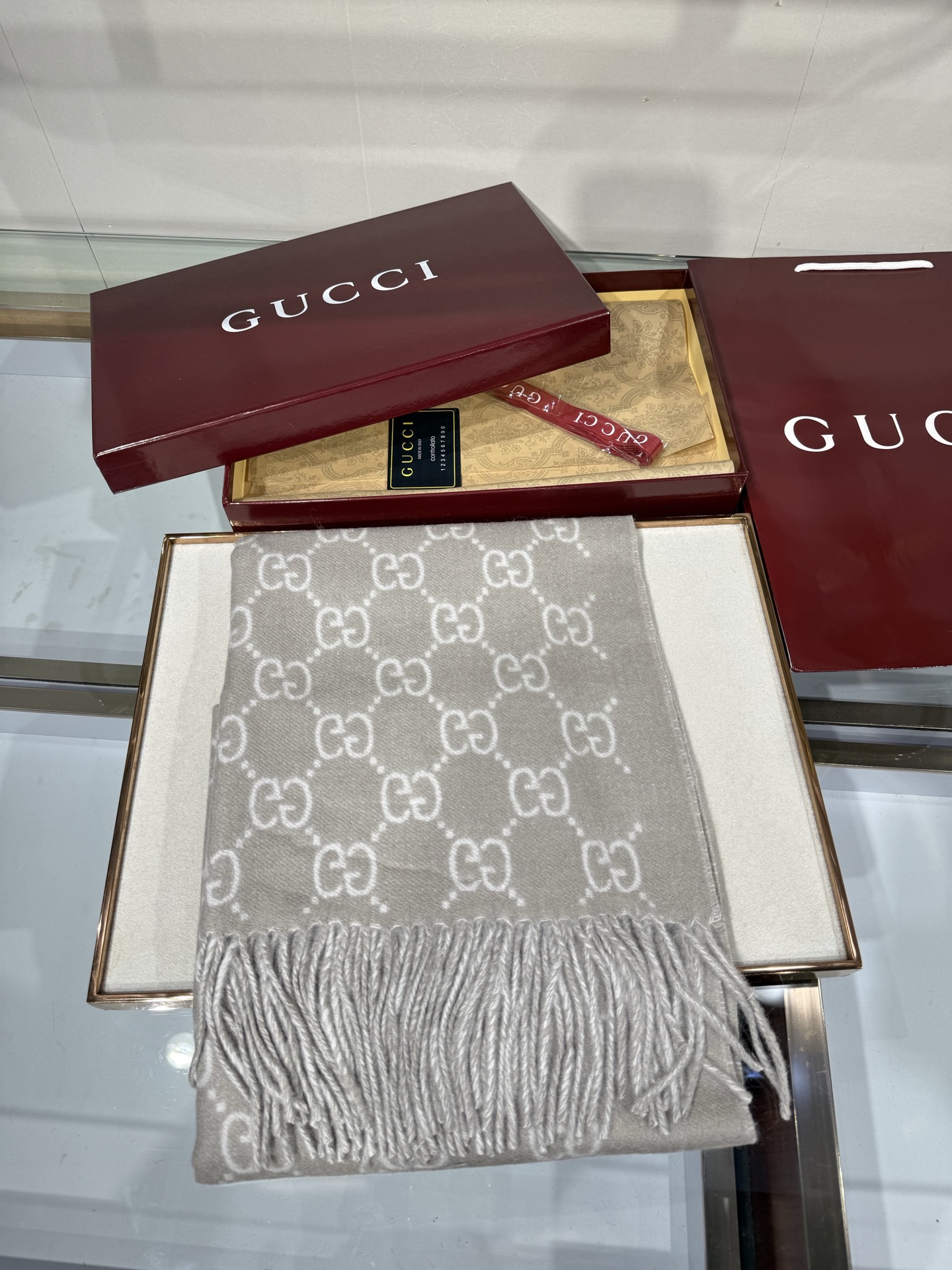 💟GUCCI年度最火的GG纯羊恙绒围巾没有之一‼️快来举手有多少人在等这款围巾🤣经典永远是经典。上身的气场一秒钟体现。一
