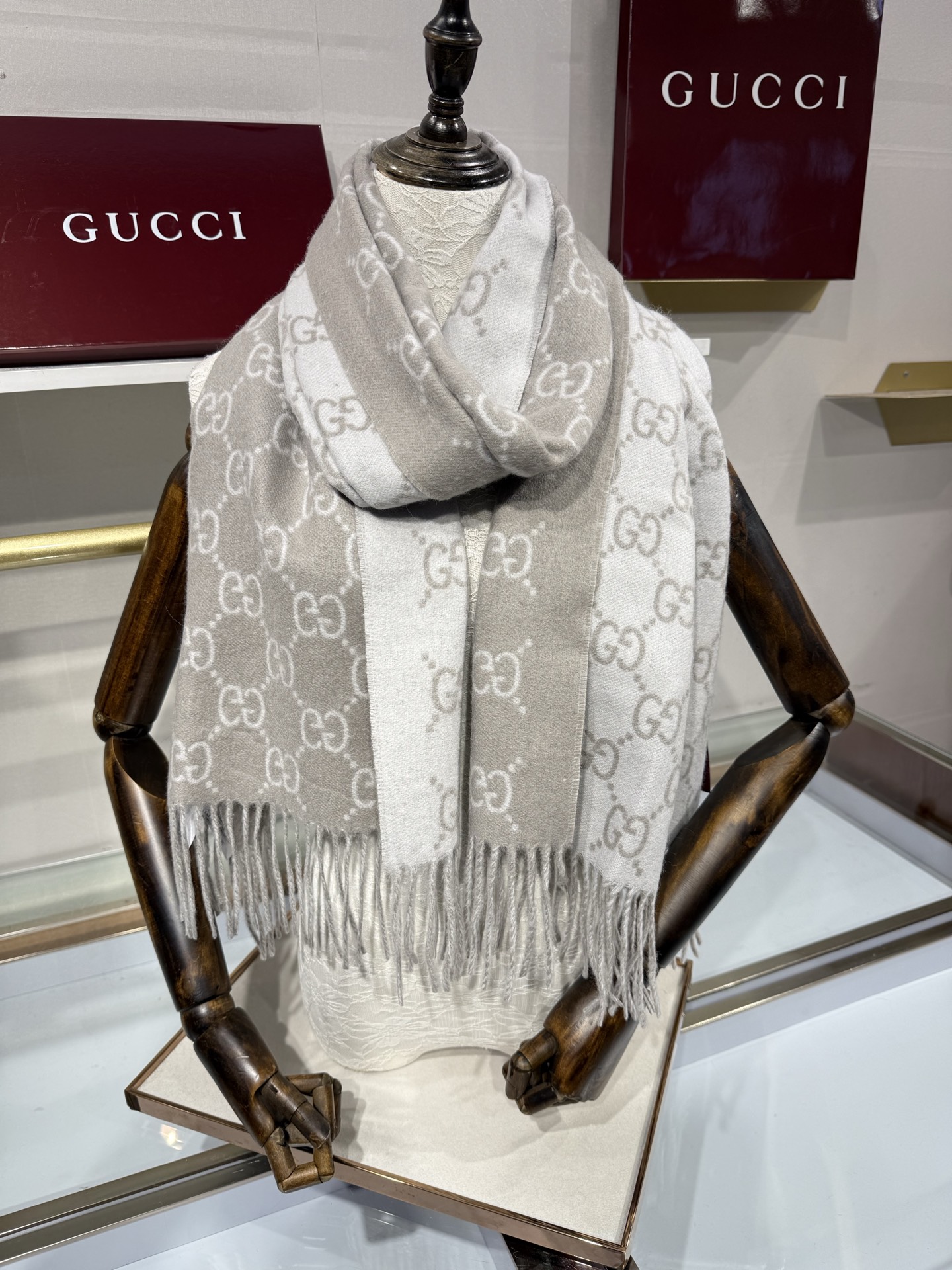 💟GUCCI年度最火的GG纯羊恙绒围巾没有之一‼️快来举手有多少人在等这款围巾🤣经典永远是经典。上身的气场一秒钟体现。一