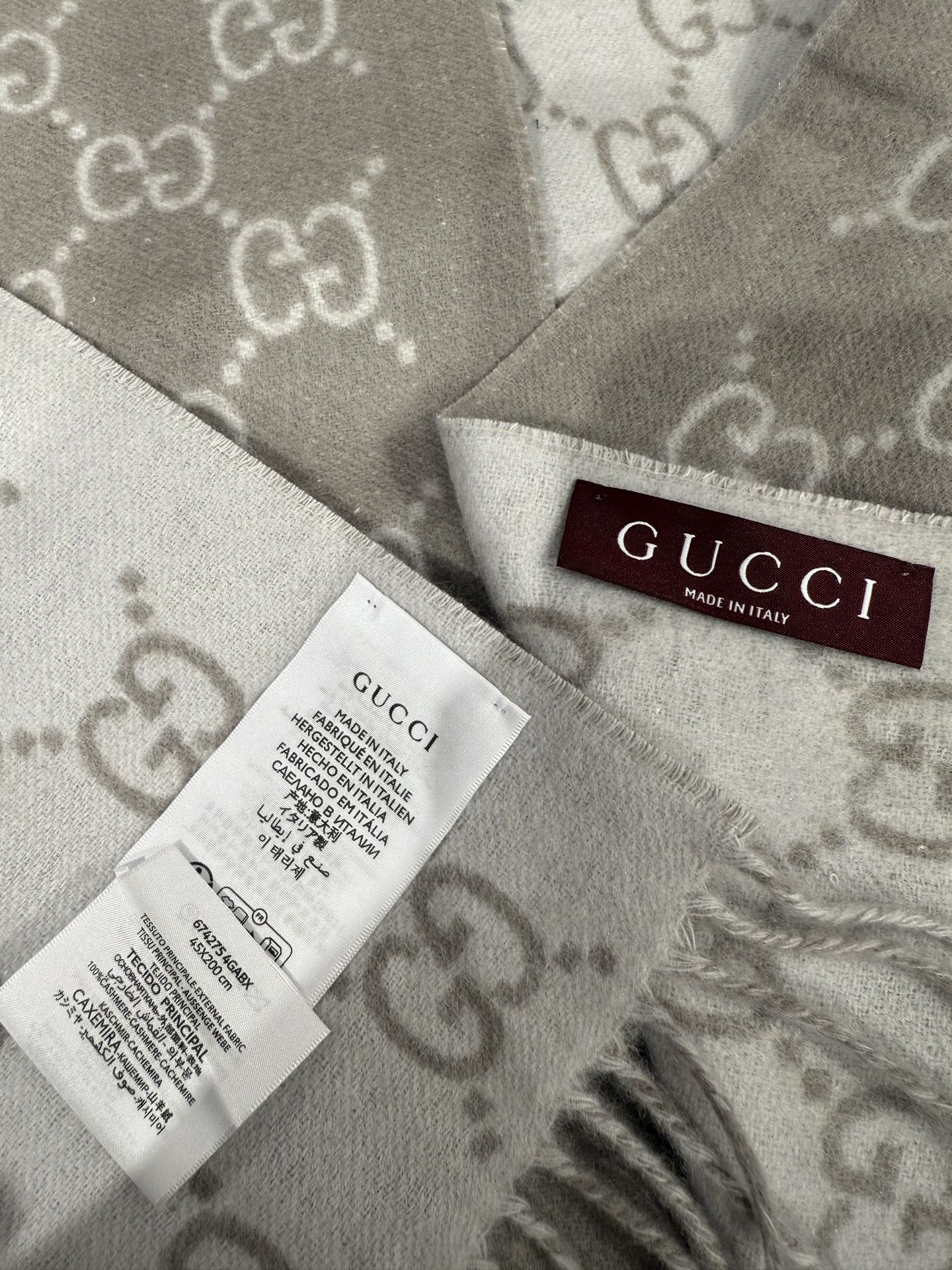 💟GUCCI年度最火的GG纯羊恙绒围巾没有之一‼️快来举手有多少人在等这款围巾🤣经典永远是经典。上身的气场一秒钟体现。一