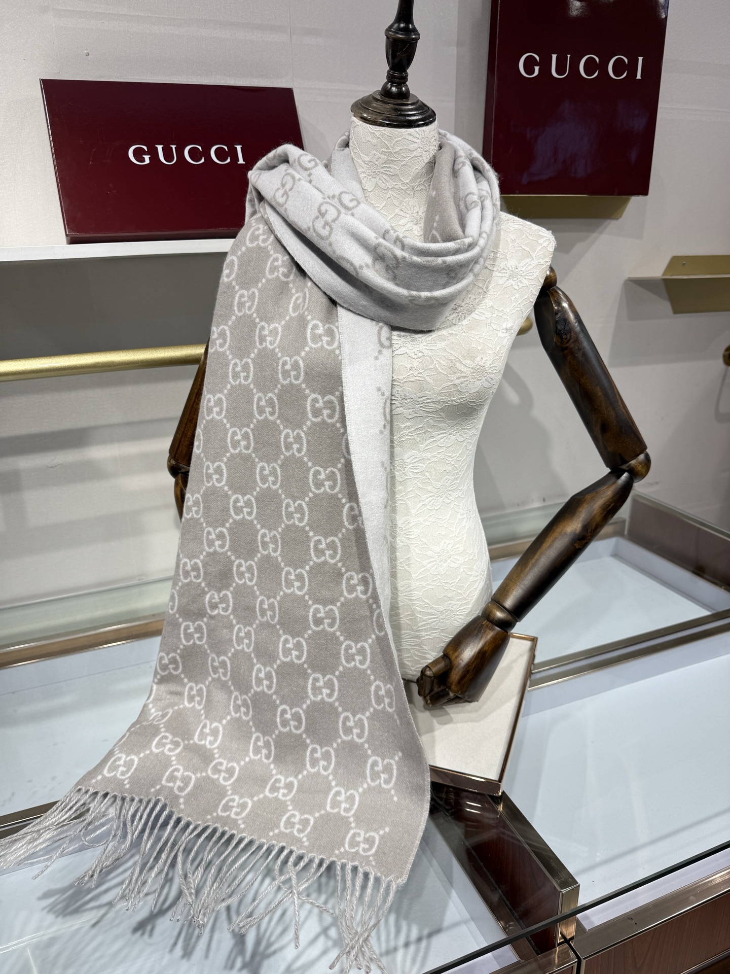💟GUCCI年度最火的GG纯羊恙绒围巾没有之一‼️快来举手有多少人在等这款围巾🤣经典永远是经典。上身的气场一秒钟体现。一
