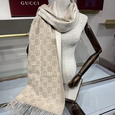 💟GUCCI年度最火的GG纯羊恙绒围巾没有之一‼️快来举手有多少人在等这款围巾🤣经典永远是经典。上身的气场一秒钟体现。一 💟GUCCI年度最火的GG纯羊恙绒围巾没有之一‼️快来举手有多少人在等这款围巾🤣经典永远是经典。上身的气场一秒钟体现。一