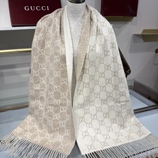 💟GUCCI年度最火的GG纯羊恙绒围巾没有之一‼️快来举手有多少人在等这款围巾🤣经典永远是经典。上身的气场一秒钟体现。一 💟GUCCI年度最火的GG纯羊恙绒围巾没有之一‼️快来举手有多少人在等这款围巾🤣经典永远是经典。上身的气场一秒钟体现。一