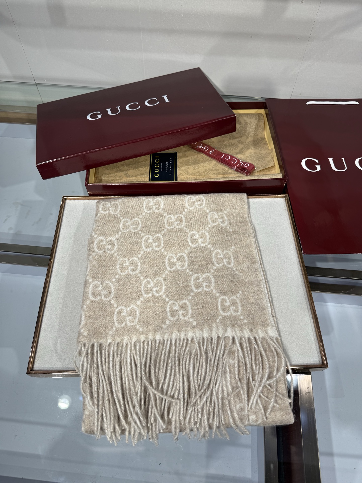 💟GUCCI年度最火的GG纯羊恙绒围巾没有之一‼️快来举手有多少人在等这款围巾🤣经典永远是经典。上身的气场一秒钟体现。一 💟GUCCI年度最火的GG纯羊恙绒围巾没有之一‼️快来举手有多少人在等这款围巾🤣经典永远是经典。上身的气场一秒钟体现。一