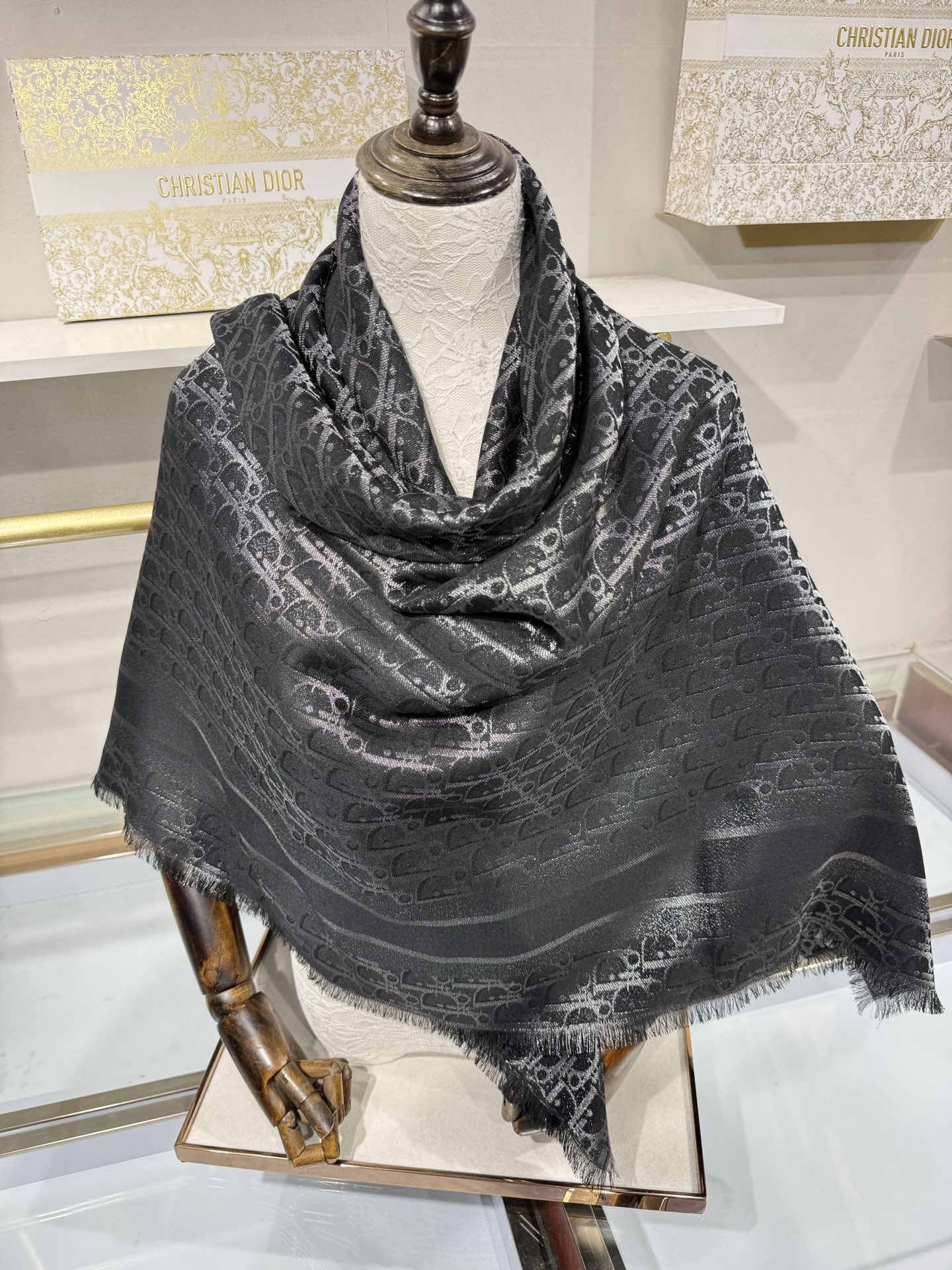 💟2026年D家最新【 D字母提花丝巾披肩】 满Logo设计提花  材质：桑蚕丝 十绵羊毛 带点珠光亮泽 戴上显得整个人