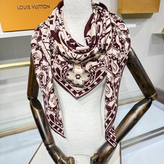 💟26年秋冬新款140双面羊绒披肩… LV 手工卷边丝绒方巾(30%桑蚕丝70%羊绒) 这款经典单品展现强大而迷人的女性 💟26年秋冬新款140双面羊绒披肩… LV 手工卷边丝绒方巾(30%桑蚕丝70%羊绒) 这款经典单品展现强大而迷人的女性