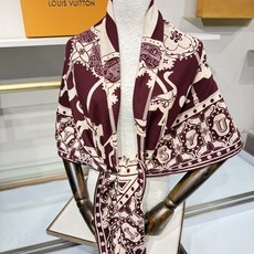 💟26年秋冬新款140双面羊绒披肩… LV 手工卷边丝绒方巾(30%桑蚕丝70%羊绒) 这款经典单品展现强大而迷人的女性 💟26年秋冬新款140双面羊绒披肩… LV 手工卷边丝绒方巾(30%桑蚕丝70%羊绒) 这款经典单品展现强大而迷人的女性
