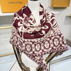 💟26年秋冬新款140双面羊绒披肩… LV 手工卷边丝绒方巾(30%桑蚕丝70%羊绒) 这款经典单品展现强大而迷人的女性 💟26年秋冬新款140双面羊绒披肩… LV 手工卷边丝绒方巾(30%桑蚕丝70%羊绒) 这款经典单品展现强大而迷人的女性