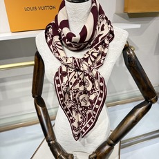 💟26年秋冬新款140双面羊绒披肩… LV 手工卷边丝绒方巾(30%桑蚕丝70%羊绒) 这款经典单品展现强大而迷人的女性 💟26年秋冬新款140双面羊绒披肩… LV 手工卷边丝绒方巾(30%桑蚕丝70%羊绒) 这款经典单品展现强大而迷人的女性