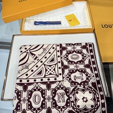 💟26年秋冬新款140双面羊绒披肩… LV 手工卷边丝绒方巾(30%桑蚕丝70%羊绒) 这款经典单品展现强大而迷人的女性 💟26年秋冬新款140双面羊绒披肩… LV 手工卷边丝绒方巾(30%桑蚕丝70%羊绒) 这款经典单品展现强大而迷人的女性