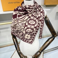 💟26年秋冬新款140双面羊绒披肩… LV 手工卷边丝绒方巾(30%桑蚕丝70%羊绒) 这款经典单品展现强大而迷人的女性 💟26年秋冬新款140双面羊绒披肩… LV 手工卷边丝绒方巾(30%桑蚕丝70%羊绒) 这款经典单品展现强大而迷人的女性