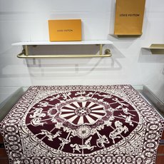 💟26年秋冬新款140双面羊绒披肩… LV 手工卷边丝绒方巾(30%桑蚕丝70%羊绒) 这款经典单品展现强大而迷人的女性 💟26年秋冬新款140双面羊绒披肩… LV 手工卷边丝绒方巾(30%桑蚕丝70%羊绒) 这款经典单品展现强大而迷人的女性
