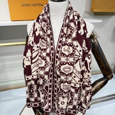 💟26年秋冬新款140双面羊绒披肩… LV 手工卷边丝绒方巾(30%桑蚕丝70%羊绒) 这款经典单品展现强大而迷人的女性 💟26年秋冬新款140双面羊绒披肩… LV 手工卷边丝绒方巾(30%桑蚕丝70%羊绒) 这款经典单品展现强大而迷人的女性