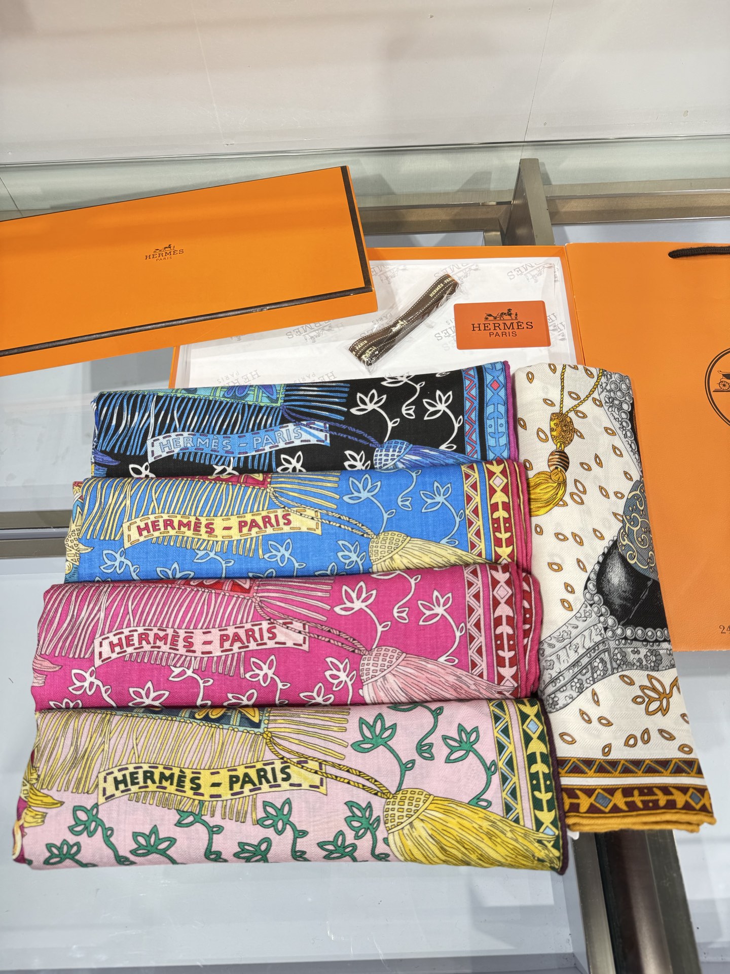 💟26年秋冬💞上新🆕140丝绒方巾双面同色 手工卷边丝绒方巾（30%真丝70%羊绒) 这款披肩的经典单品展现强大而迷人的