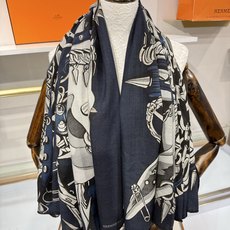 💟26年秋冬上新💞【双面同色丝绒方巾】手工卷边山羊绒和真丝混纺披肩(70%山羊绒,30%桑蚕丝) 这款披肩采用经典山羊绒 💟26年秋冬上新💞【双面同色丝绒方巾】手工卷边山羊绒和真丝混纺披肩(70%山羊绒,30%桑蚕丝) 这款披肩采用经典山羊绒