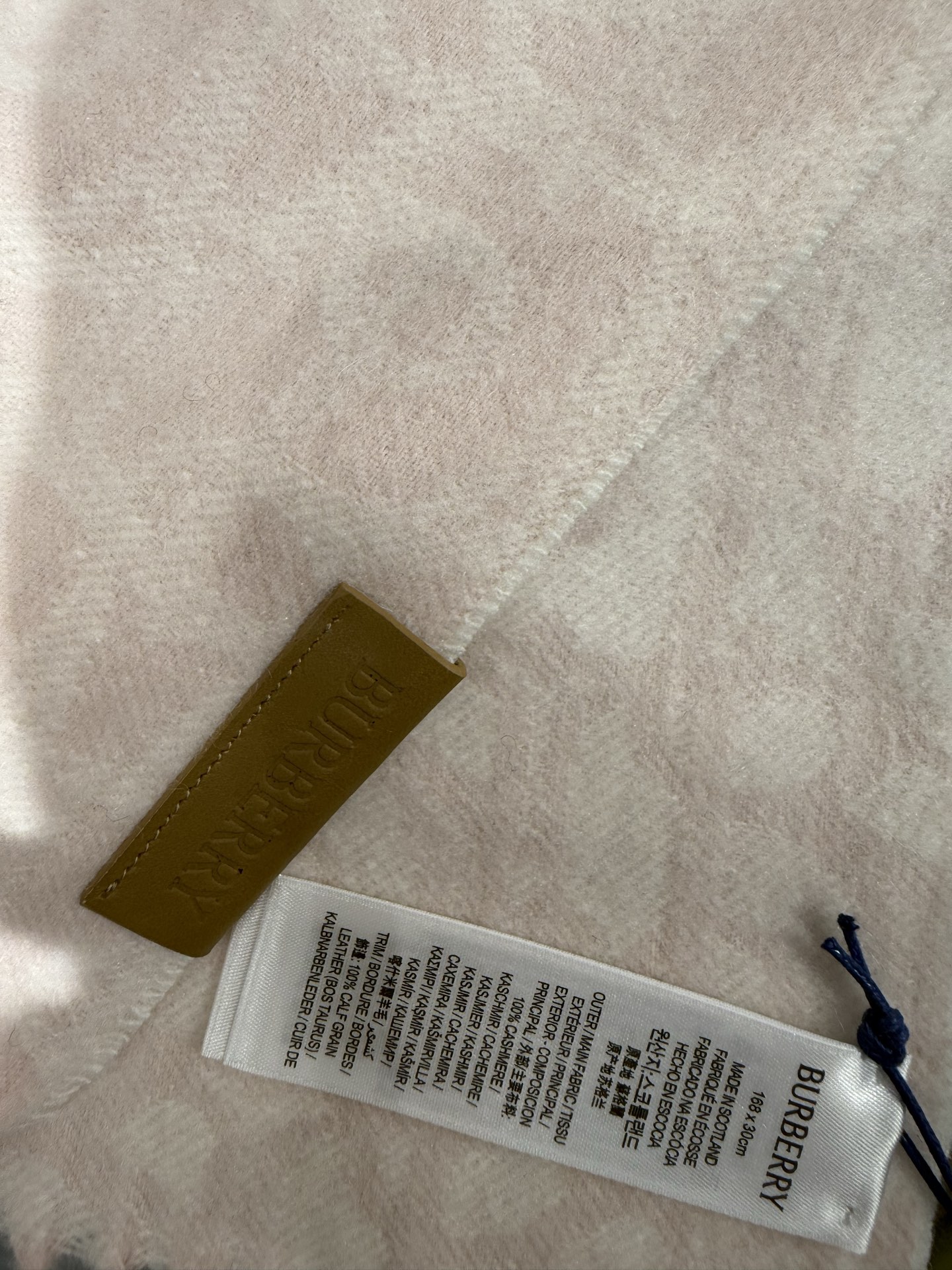 💟明星同款围巾。经典款永远不会过时，而且超百搭。超级好看！！果断自留！精致散须 率真不拘泥 适合各种造型 精妙绝伦 不多