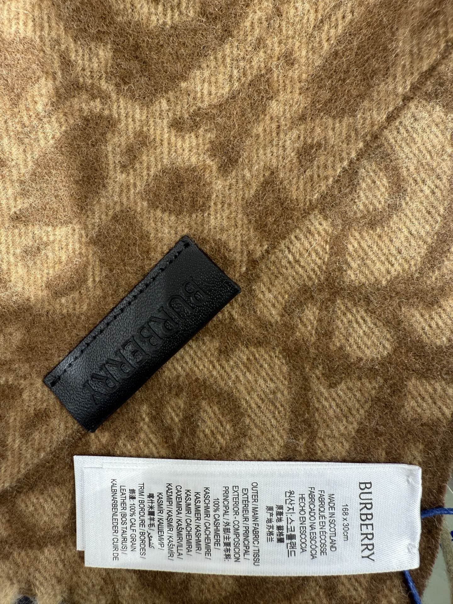 💟明星同款围巾。经典款永远不会过时，而且超百搭。超级好看！！果断自留！精致散须 率真不拘泥 适合各种造型 精妙绝伦 不多