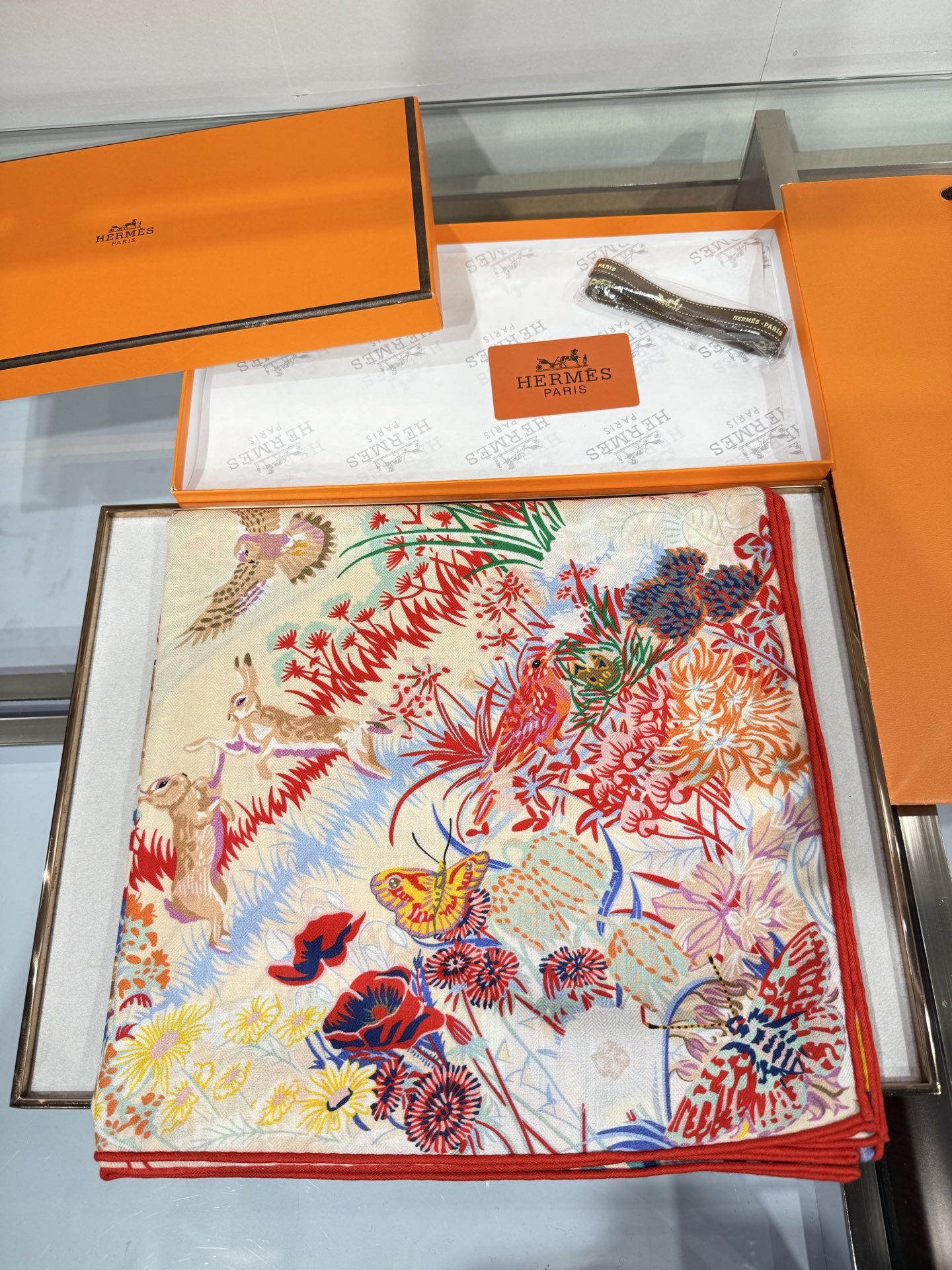 💟26年秋冬上新💞【双面同色丝绒方巾】手工卷边山羊绒和真丝混纺披肩（70%山羊绒，30%桑蚕丝） 这款披肩采用经典山羊绒