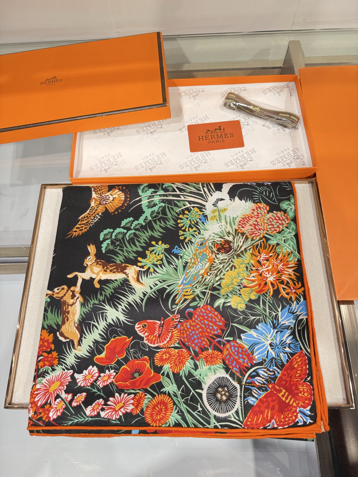 💟26年秋冬上新💞【双面同色丝绒方巾】手工卷边山羊绒和真丝混纺披肩（70%山羊绒，30%桑蚕丝） 这款披肩采用经典山羊绒