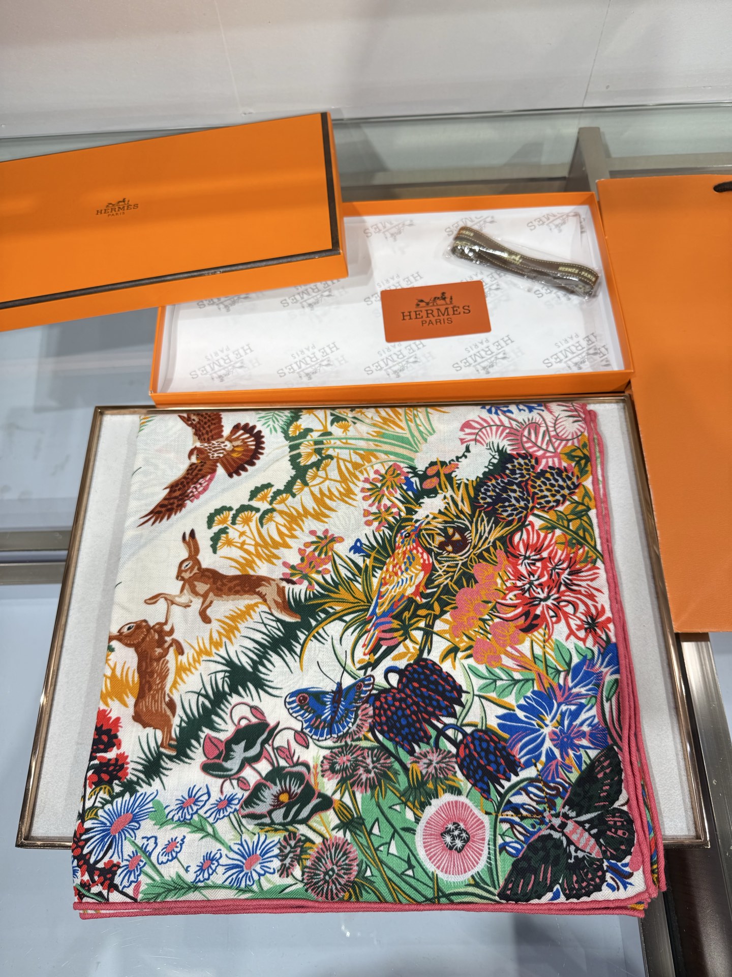 💟26年秋冬上新💞【双面同色丝绒方巾】手工卷边山羊绒和真丝混纺披肩（70%山羊绒，30%桑蚕丝） 这款披肩采用经典山羊绒