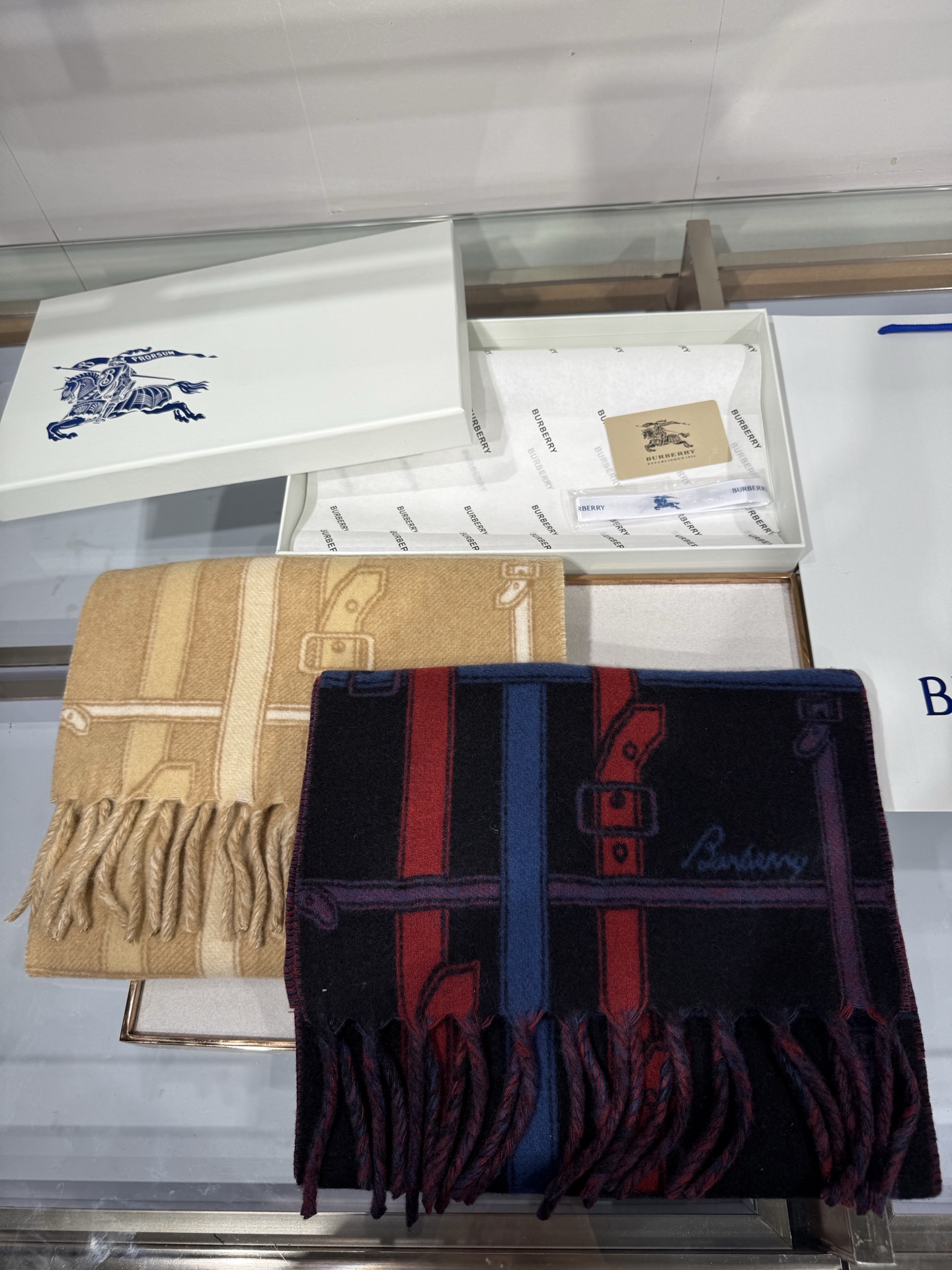 💟Burberry巴宝莉围巾. 双面羊恙绒围巾，双面两用设计，一面装饰 Burberry条纹、专属标识和品牌徽标图案。两