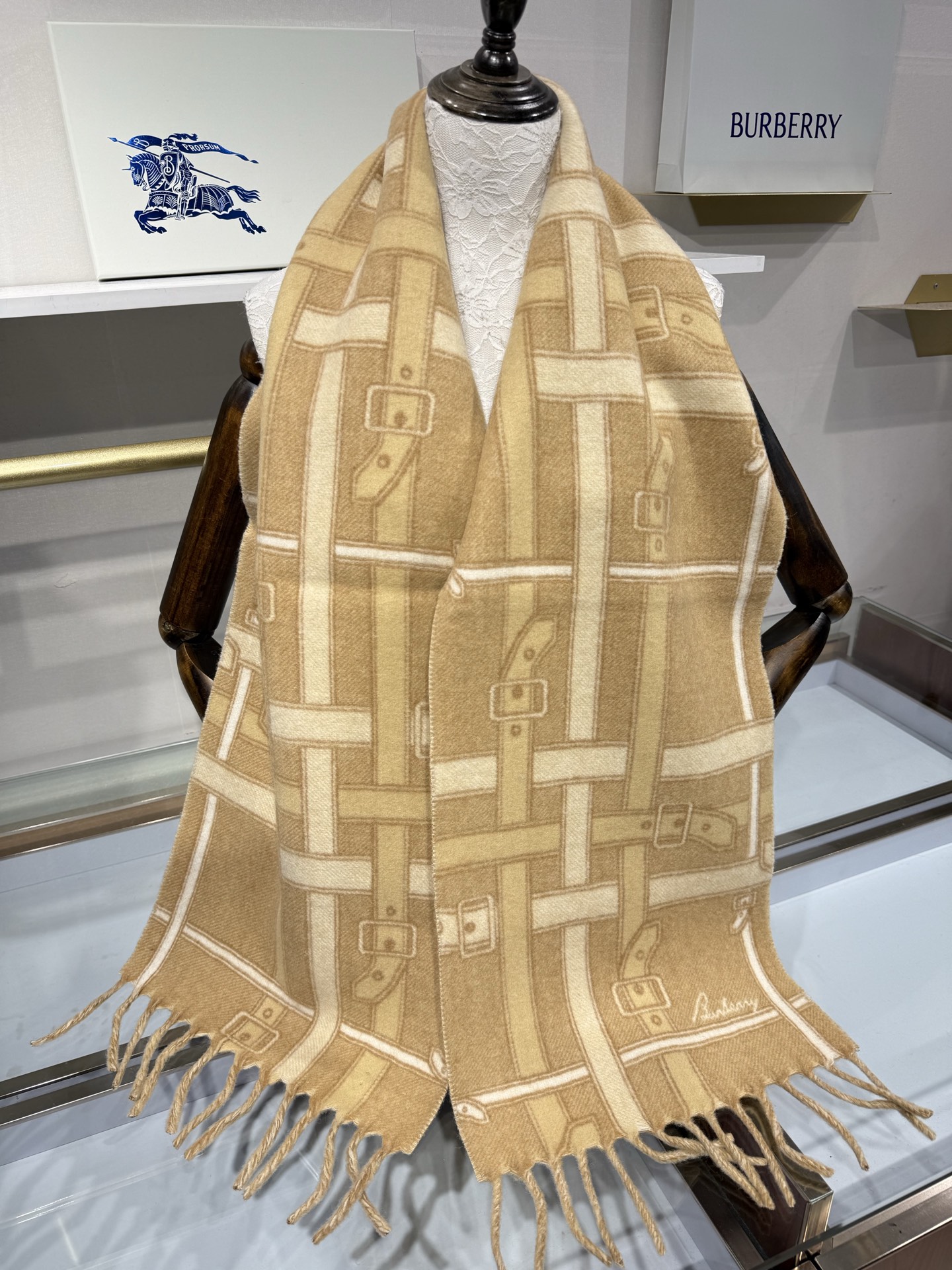💟Burberry巴宝莉围巾. 双面羊恙绒围巾,双面两用设计,一面装饰 Burberry条纹、专属标识和品牌徽标图案。两 💟Burberry巴宝莉围巾. 双面羊恙绒围巾,双面两用设计,一面装饰 Burberry条纹、专属标识和品牌徽标图案。两