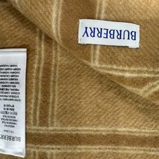 💟Burberry巴宝莉围巾. 双面羊恙绒围巾,双面两用设计,一面装饰 Burberry条纹、专属标识和品牌徽标图案。两 💟Burberry巴宝莉围巾. 双面羊恙绒围巾,双面两用设计,一面装饰 Burberry条纹、专属标识和品牌徽标图案。两