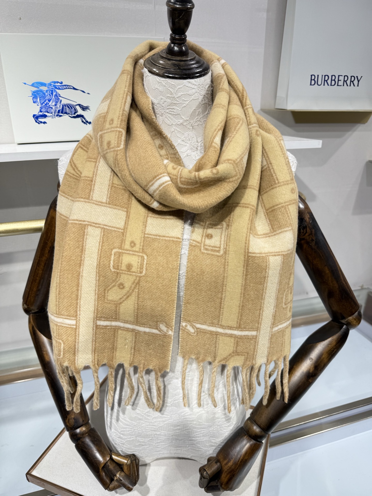 💟Burberry巴宝莉围巾. 双面羊恙绒围巾,双面两用设计,一面装饰 Burberry条纹、专属标识和品牌徽标图案。两 💟Burberry巴宝莉围巾. 双面羊恙绒围巾,双面两用设计,一面装饰 Burberry条纹、专属标识和品牌徽标图案。两