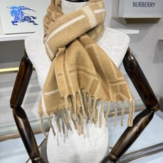 💟Burberry巴宝莉围巾. 双面羊恙绒围巾,双面两用设计,一面装饰 Burberry条纹、专属标识和品牌徽标图案。两 💟Burberry巴宝莉围巾. 双面羊恙绒围巾,双面两用设计,一面装饰 Burberry条纹、专属标识和品牌徽标图案。两