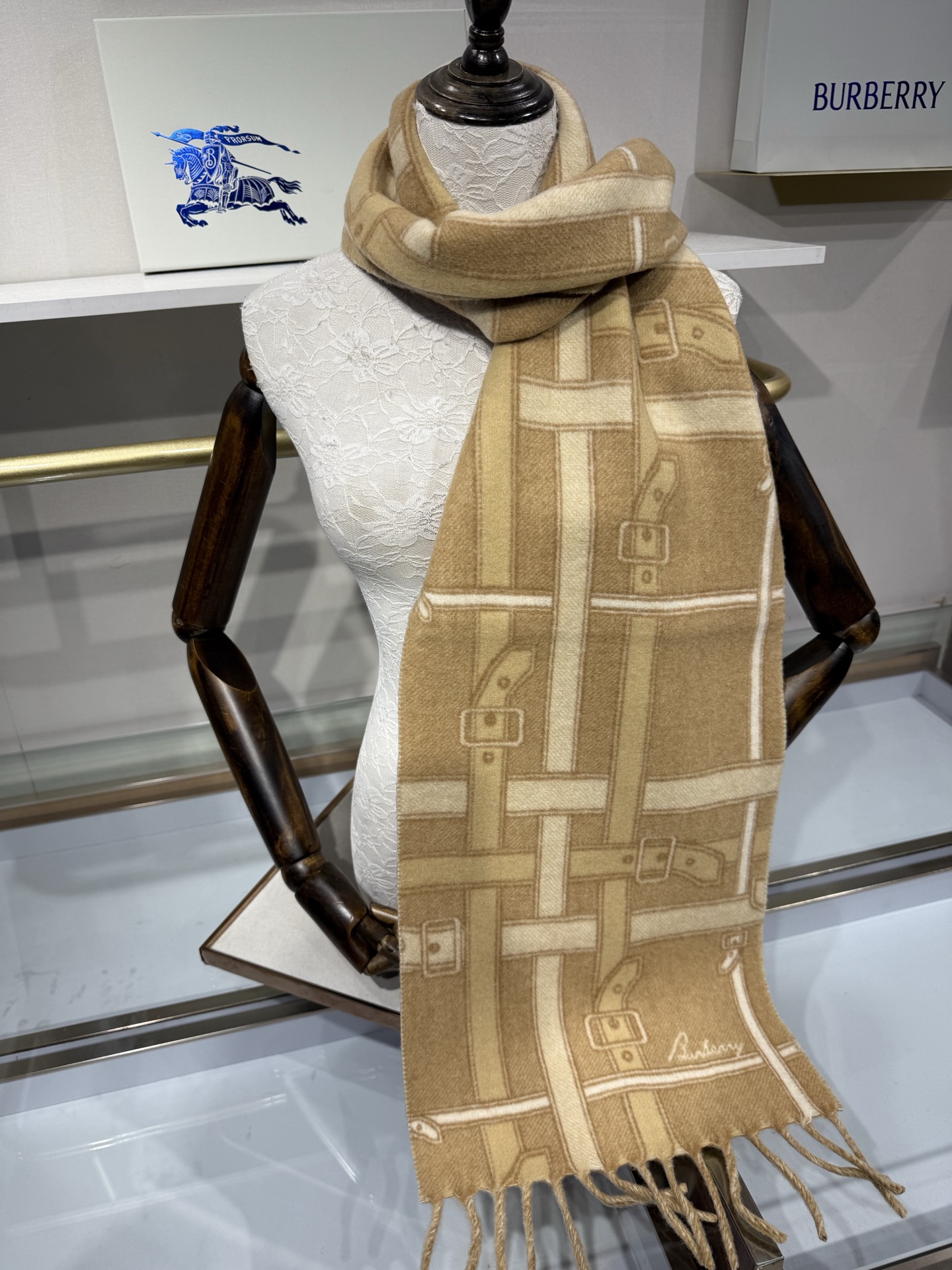 💟Burberry巴宝莉围巾. 双面羊恙绒围巾,双面两用设计,一面装饰 Burberry条纹、专属标识和品牌徽标图案。两 💟Burberry巴宝莉围巾. 双面羊恙绒围巾,双面两用设计,一面装饰 Burberry条纹、专属标识和品牌徽标图案。两