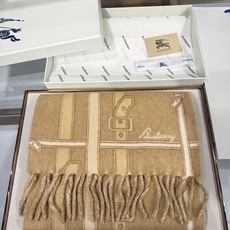 💟Burberry巴宝莉围巾. 双面羊恙绒围巾,双面两用设计,一面装饰 Burberry条纹、专属标识和品牌徽标图案。两 💟Burberry巴宝莉围巾. 双面羊恙绒围巾,双面两用设计,一面装饰 Burberry条纹、专属标识和品牌徽标图案。两