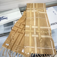 💟Burberry巴宝莉围巾. 双面羊恙绒围巾,双面两用设计,一面装饰 Burberry条纹、专属标识和品牌徽标图案。两 💟Burberry巴宝莉围巾. 双面羊恙绒围巾,双面两用设计,一面装饰 Burberry条纹、专属标识和品牌徽标图案。两