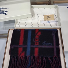 💟Burberry巴宝莉围巾. 双面羊恙绒围巾,双面两用设计,一面装饰 Burberry条纹、专属标识和品牌徽标图案。两 💟Burberry巴宝莉围巾. 双面羊恙绒围巾,双面两用设计,一面装饰 Burberry条纹、专属标识和品牌徽标图案。两