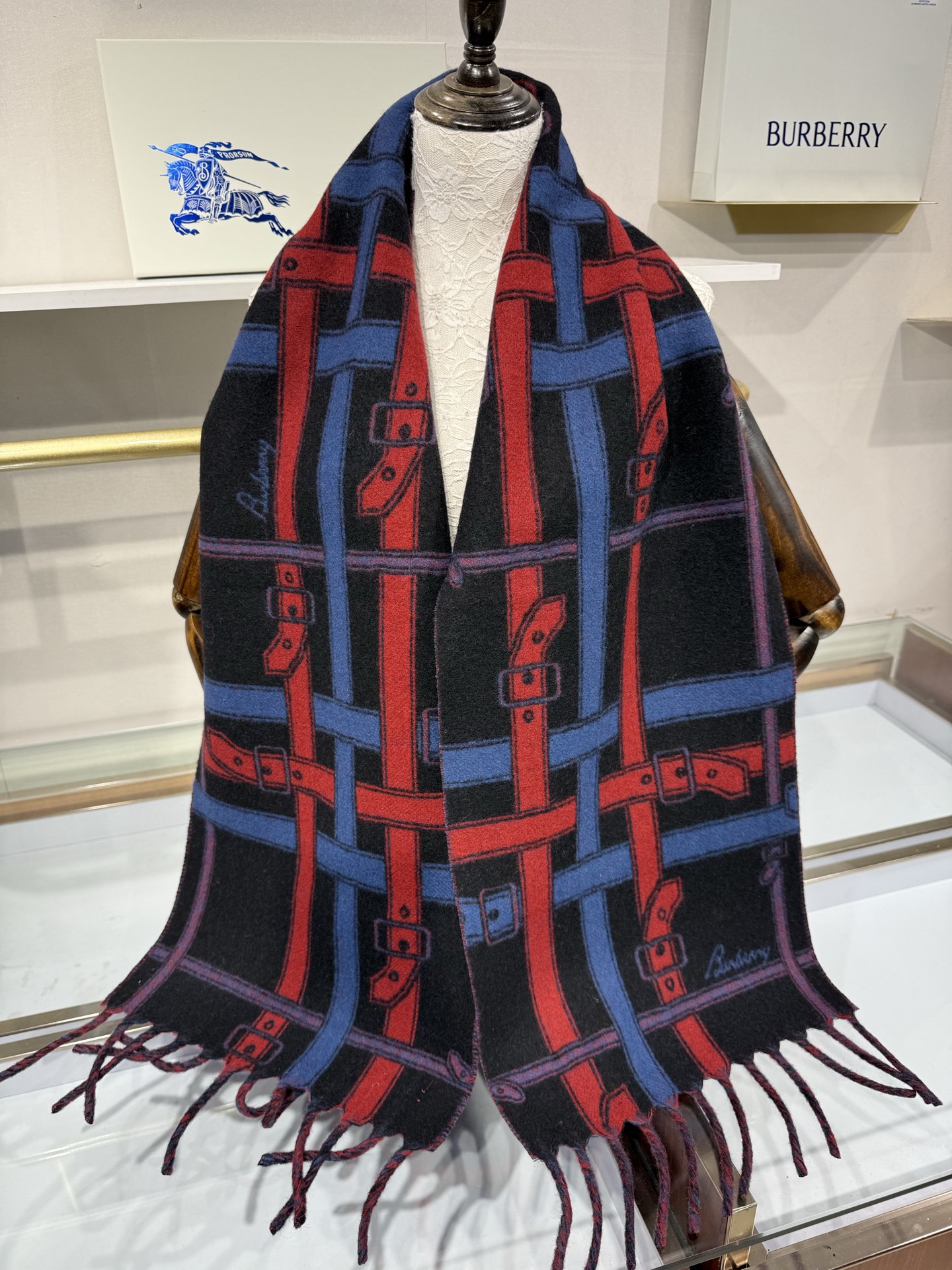 💟Burberry巴宝莉围巾. 双面羊恙绒围巾,双面两用设计,一面装饰 Burberry条纹、专属标识和品牌徽标图案。两 💟Burberry巴宝莉围巾. 双面羊恙绒围巾,双面两用设计,一面装饰 Burberry条纹、专属标识和品牌徽标图案。两