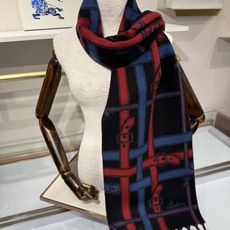 💟Burberry巴宝莉围巾. 双面羊恙绒围巾,双面两用设计,一面装饰 Burberry条纹、专属标识和品牌徽标图案。两 💟Burberry巴宝莉围巾. 双面羊恙绒围巾,双面两用设计,一面装饰 Burberry条纹、专属标识和品牌徽标图案。两
