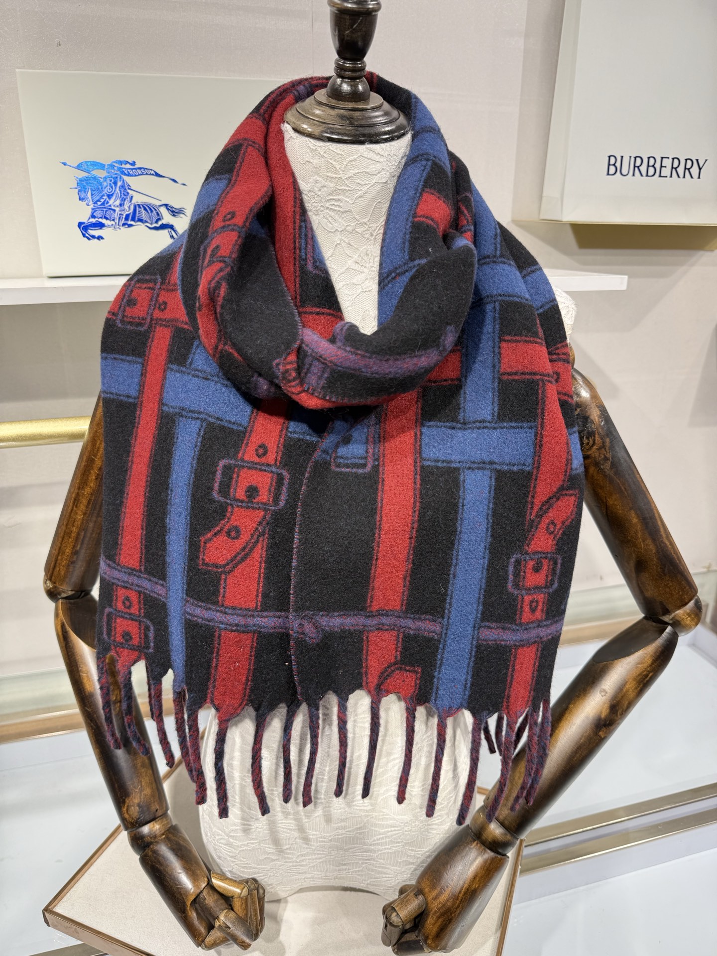 💟Burberry巴宝莉围巾. 双面羊恙绒围巾,双面两用设计,一面装饰 Burberry条纹、专属标识和品牌徽标图案。两 💟Burberry巴宝莉围巾. 双面羊恙绒围巾,双面两用设计,一面装饰 Burberry条纹、专属标识和品牌徽标图案。两
