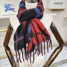 💟Burberry巴宝莉围巾. 双面羊恙绒围巾,双面两用设计,一面装饰 Burberry条纹、专属标识和品牌徽标图案。两 💟Burberry巴宝莉围巾. 双面羊恙绒围巾,双面两用设计,一面装饰 Burberry条纹、专属标识和品牌徽标图案。两