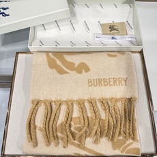 💟新款 "Bur双面两用骑士徽标羊恙绒围巾"历久 弥新的经典羊毛围巾,融入焕新重塑的马术骑士徽标(EKD)设计,呈现大胆 💟新款 "Bur双面两用骑士徽标羊恙绒围巾"历久 弥新的经典羊毛围巾,融入焕新重塑的马术骑士徽标(EKD)设计,呈现大胆