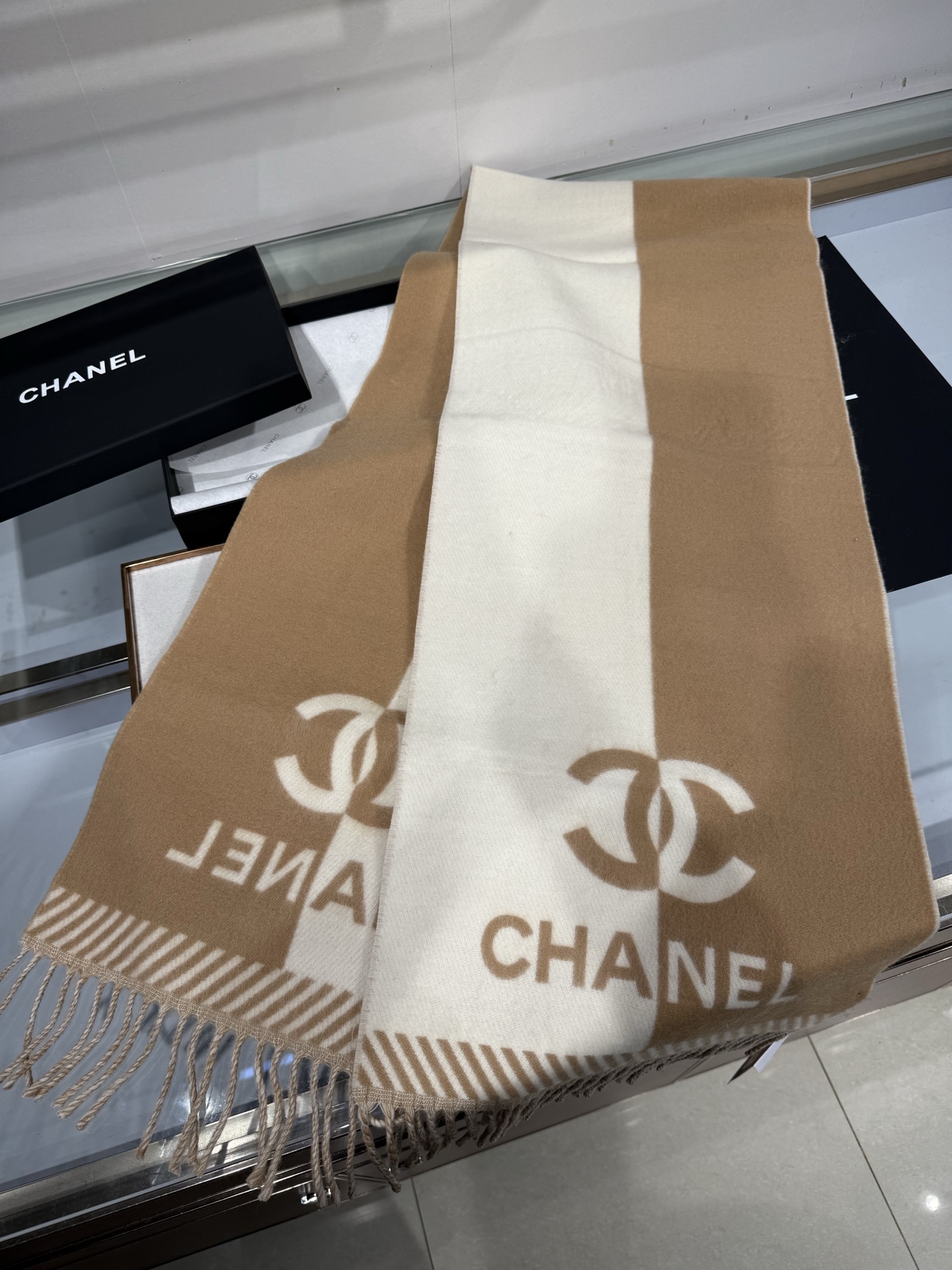 💟新品 𝐂𝐇𝐀𝐍𝐄𝐋新《双面拼色提花》Size:184x34cm (不含流苏) 目测是大爆款!双面异色提花 两面完全相反 💟新品 𝐂𝐇𝐀𝐍𝐄𝐋新《双面拼色提花》Size:184x34cm (不含流苏) 目测是大爆款!双面异色提花 两面完全相反