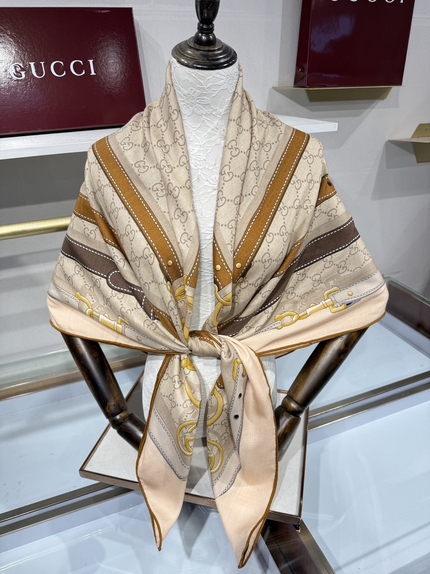 💟26年秋冬上新💞【双面同色丝绒方巾】手工卷边山羊绒和真丝混纺披肩（70%山羊绒，30%桑蚕丝） 这款披肩采用经典山羊绒