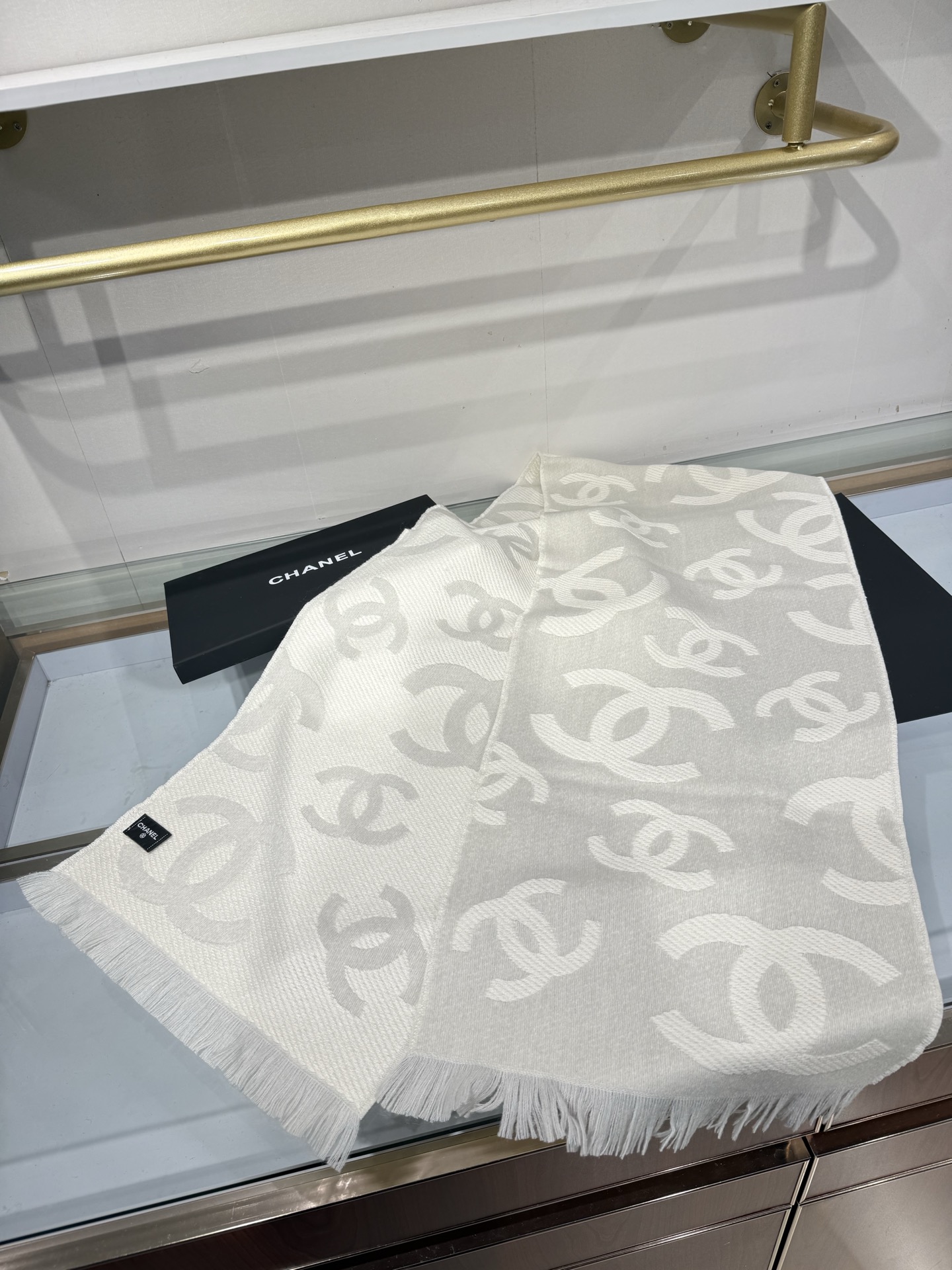 💟小香秋冬新款精选顶级山羊绒/绵羊毛/桑蚕丝，融合精湛工艺。触感细腻柔滑，轻盈无负重感，给予颈间云端般的温暖与亲肤体验，
